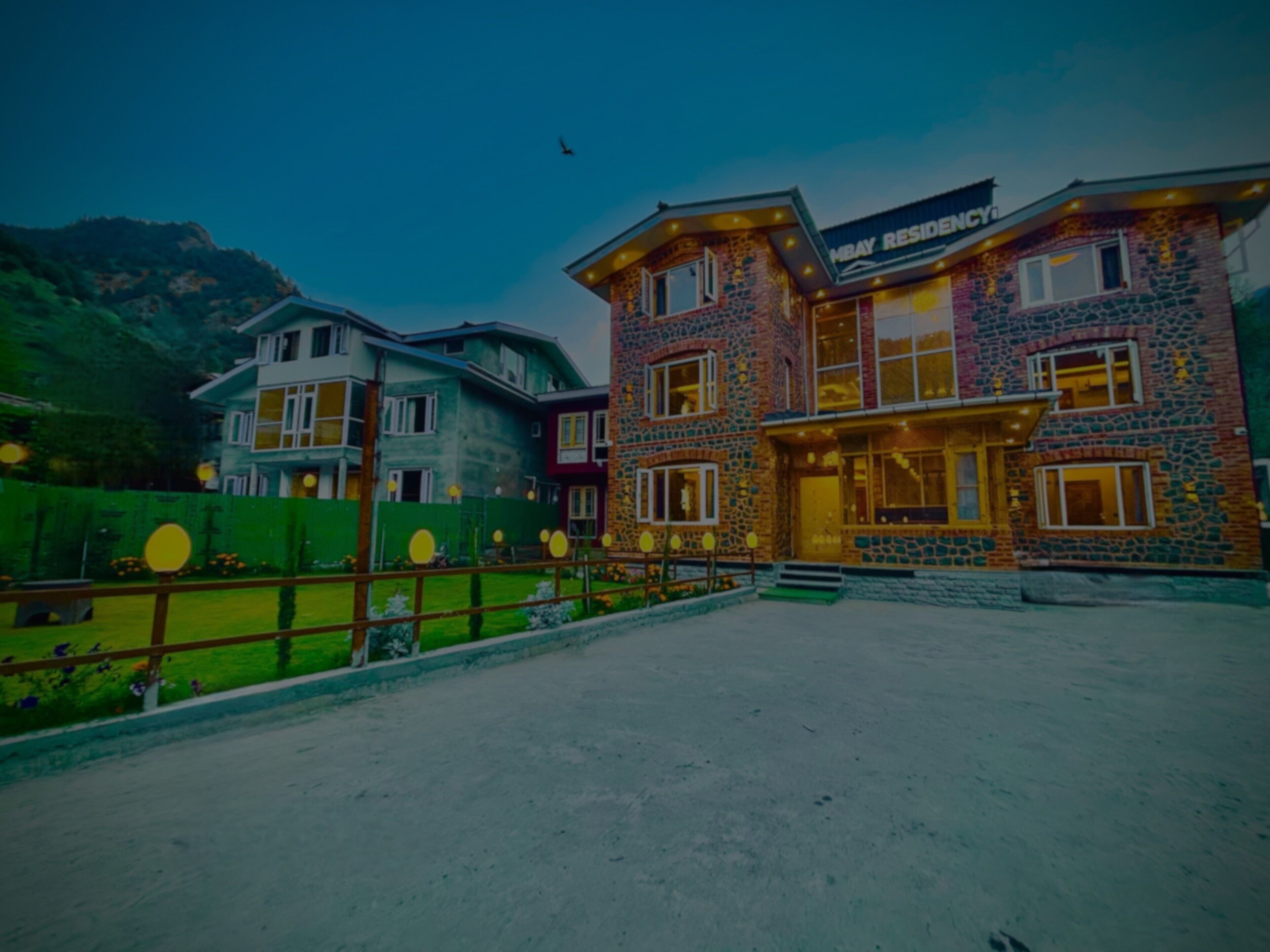 住宿正面 - 傍晚/夜晚