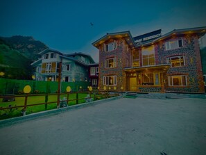 Fachada da propriedade à noite