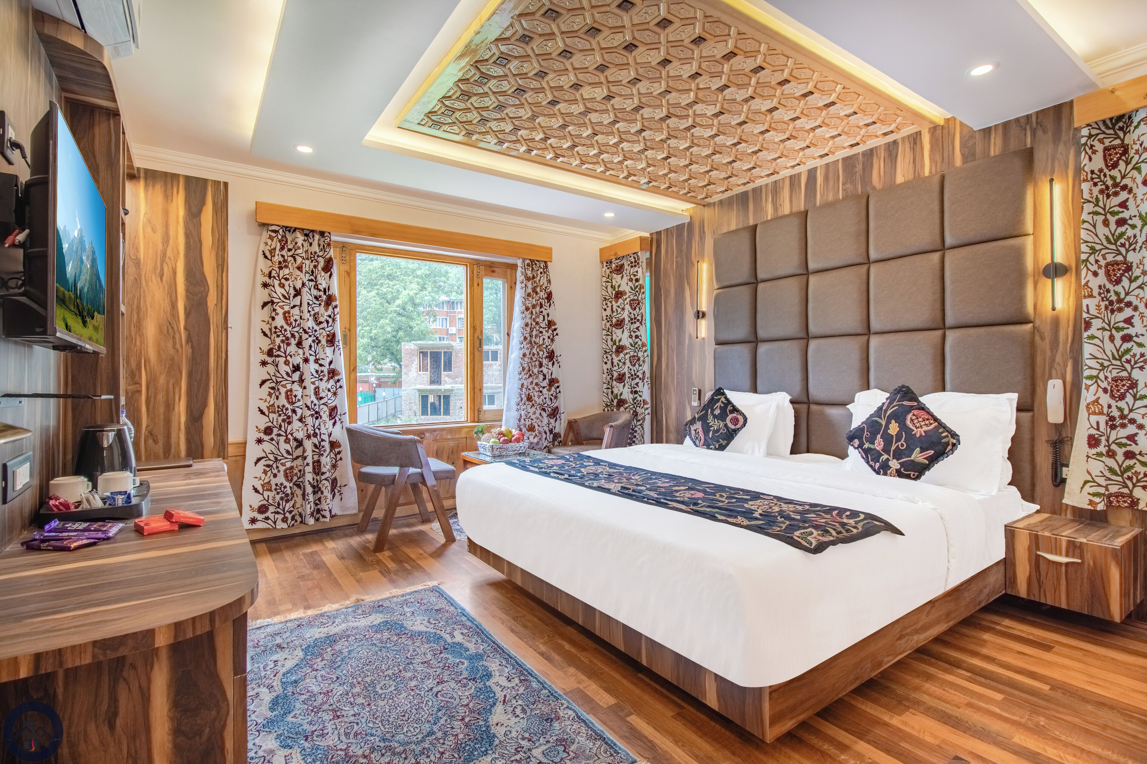 Luxury Double Room, Mountain View | In-room safe, desk, blackout curtains, soundproofing