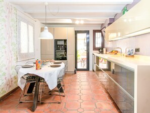 Fridge, microwave, dishwasher, cookware/dishes/utensils