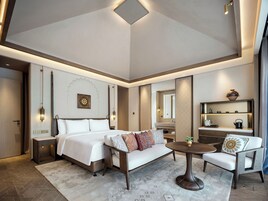 Crescent Spring King | Blackout drapes, soundproofing, free WiFi