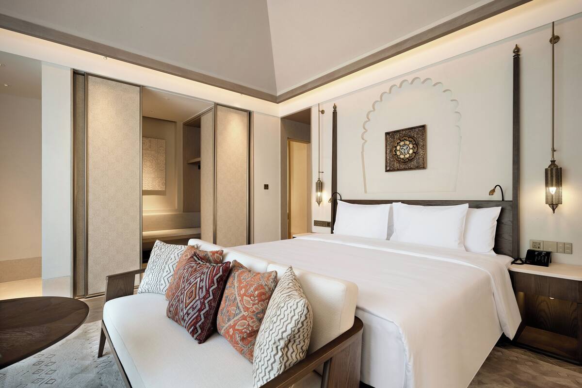 Crescent Spring King | 1 bedroom, blackout drapes, soundproofing, free WiFi