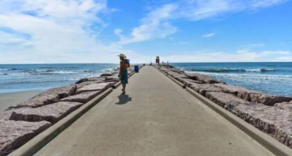 New Mansvelt — Poolside Paradise