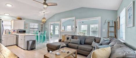 Una Smart TV, videojuegos, un futbolín, libros