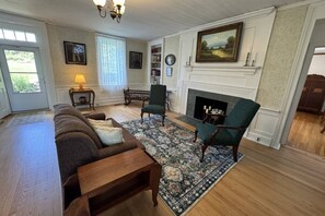 Living area - Fall in Love with 25% Off Pigeon Forge Stays (Dandridge)