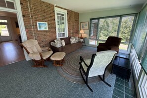 Living area - Fall in Love with 25% Off Pigeon Forge Stays (Dandridge)