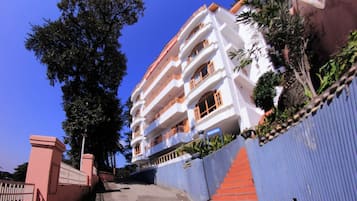 Vista frontal de la propiedad