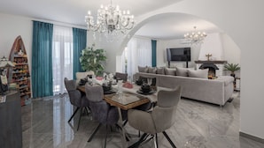 Familiehus, 3 soverom, 2 bad, ved fjell (Villa Natali With Pool And Sea View) | Spiseområde
