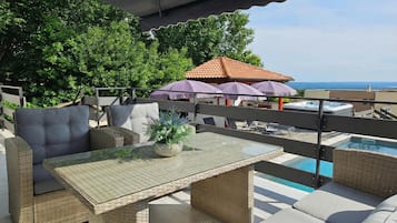 Familiehus, flere soverom, 2 bad, ved fjell (Villa Natali With Pool And Sea View) | Utendørsservering