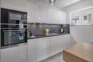 Casa familiare, 3 camere da letto, 2 bagni, lato montagna (Villa Natali With Pool And Sea View) | Cucina privata | Frigorifero, microonde, forno, piano cottura