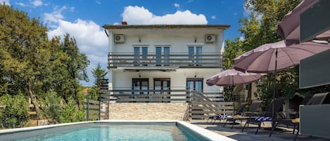 Familiehus, flere soverom, 2 bad, ved fjell (Villa Natali With Pool And Sea View) | Basseng | Sesongbasert utendørsbasseng