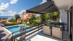 Familiehus, 3 soverom, 2 bad, ved fjell (Villa Natali With Pool And Sea View) | Basseng | Sesongbasert utendørsbasseng