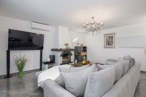 家庭獨棟房屋, 多間臥室, 2 間浴室, 山間 (Villa Natali With Pool And Sea View) | 起居區 | 21-吋智慧型電視,提供數位頻道