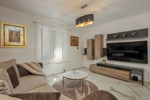 Maison familiale, plusieurs chambres, 2 salles de bains (Villa Natali With Pool And Sea View) | Aire de séjour | Téléviseur connecté de 21 po avec télévision numérique