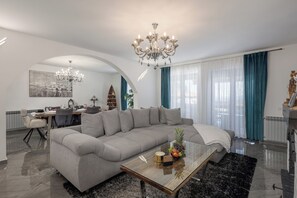 家庭獨棟房屋, 多間臥室, 2 間浴室, 山間 (Villa Natali With Pool And Sea View) | 起居區 | 21-吋智慧型電視,提供數位頻道