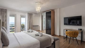 Familiehus, flere soverom, 2 bad, ved fjell (Villa Natali With Pool And Sea View) | 3 soverom, skrivebord for bærbar PC og strykejern/-brett