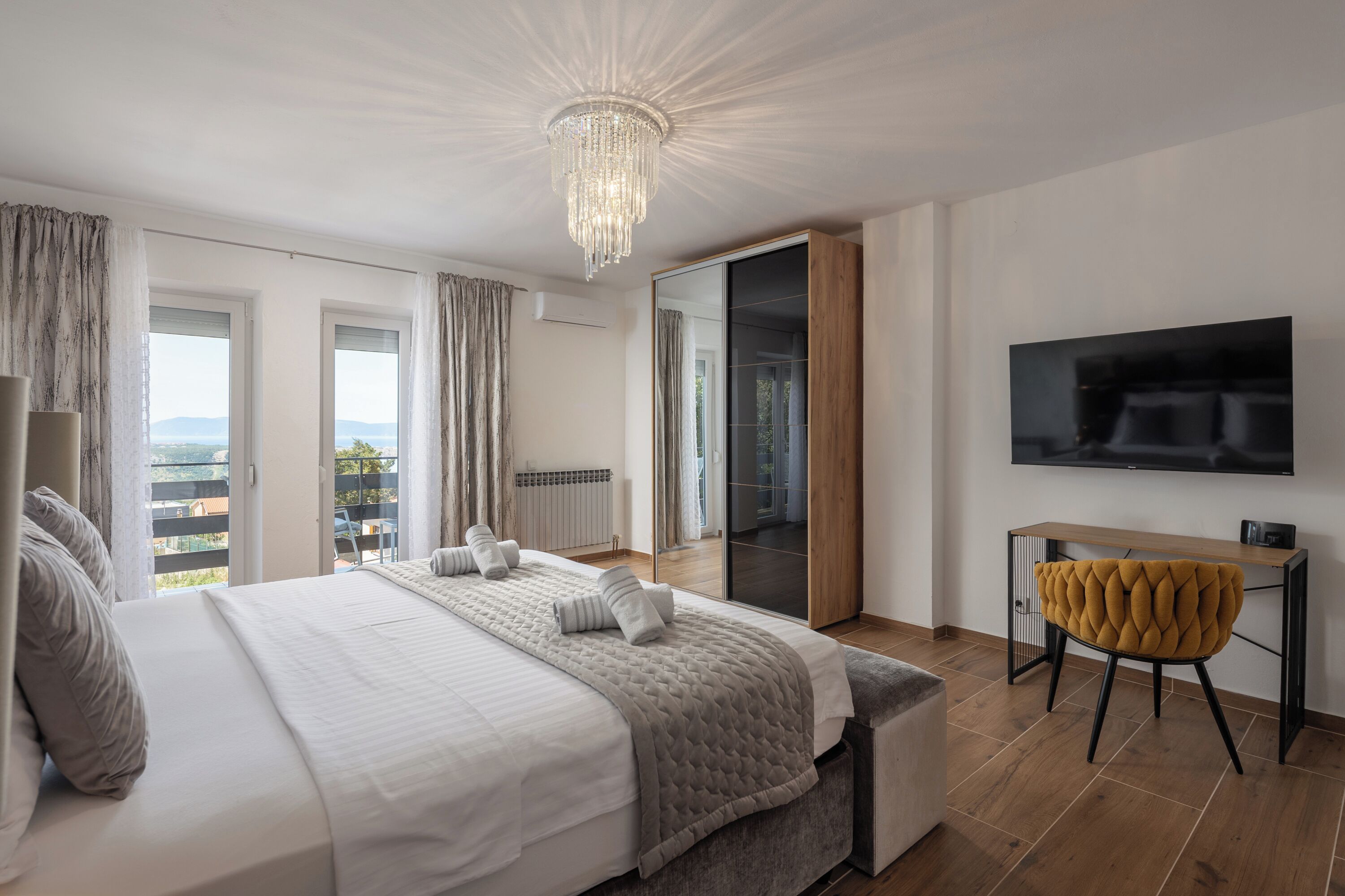 Casa familiar, varias habitaciones, 2 baños (Villa Natali With Pool And Sea View) | 3 dormitorios y espacio para trabajar con un portátil