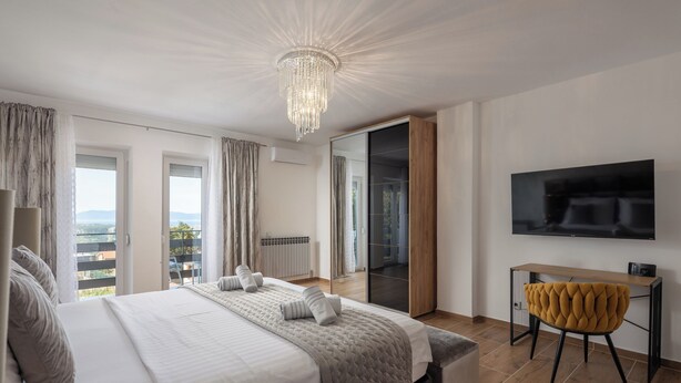 Familiehus, 3 soverom, 2 bad, ved fjell (Villa Natali With Pool And Sea View) | 3 soverom