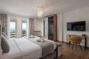 Casa familiare, 3 camere da letto, 2 bagni, lato montagna (Villa Natali With Pool And Sea View) | 3 camere, postazione laptop, ferro/asse da stiro, Wi-Fi gratuito