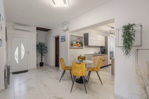 Maison familiale, plusieurs chambres, 2 salles de bains (Villa Natali With Pool And Sea View) | Restauration