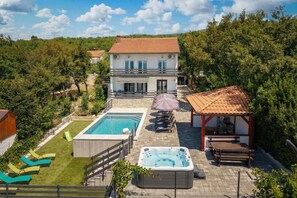 Perhetalo, 3 makuuhuonetta, 2 kylpyhuonetta, vuorten lähellä (Villa Natali With Pool And Sea View) | Majoituspaikan julkisivu