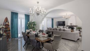 Familiehus, flere soverom, 2 bad, ved fjell (Villa Natali With Pool And Sea View) | Spisestue