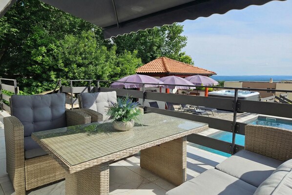 Perhetalo, 3 makuuhuonetta, 2 kylpyhuonetta, vuorten lähellä (Villa Natali With Pool And Sea View) | Ulkoruokailutilat