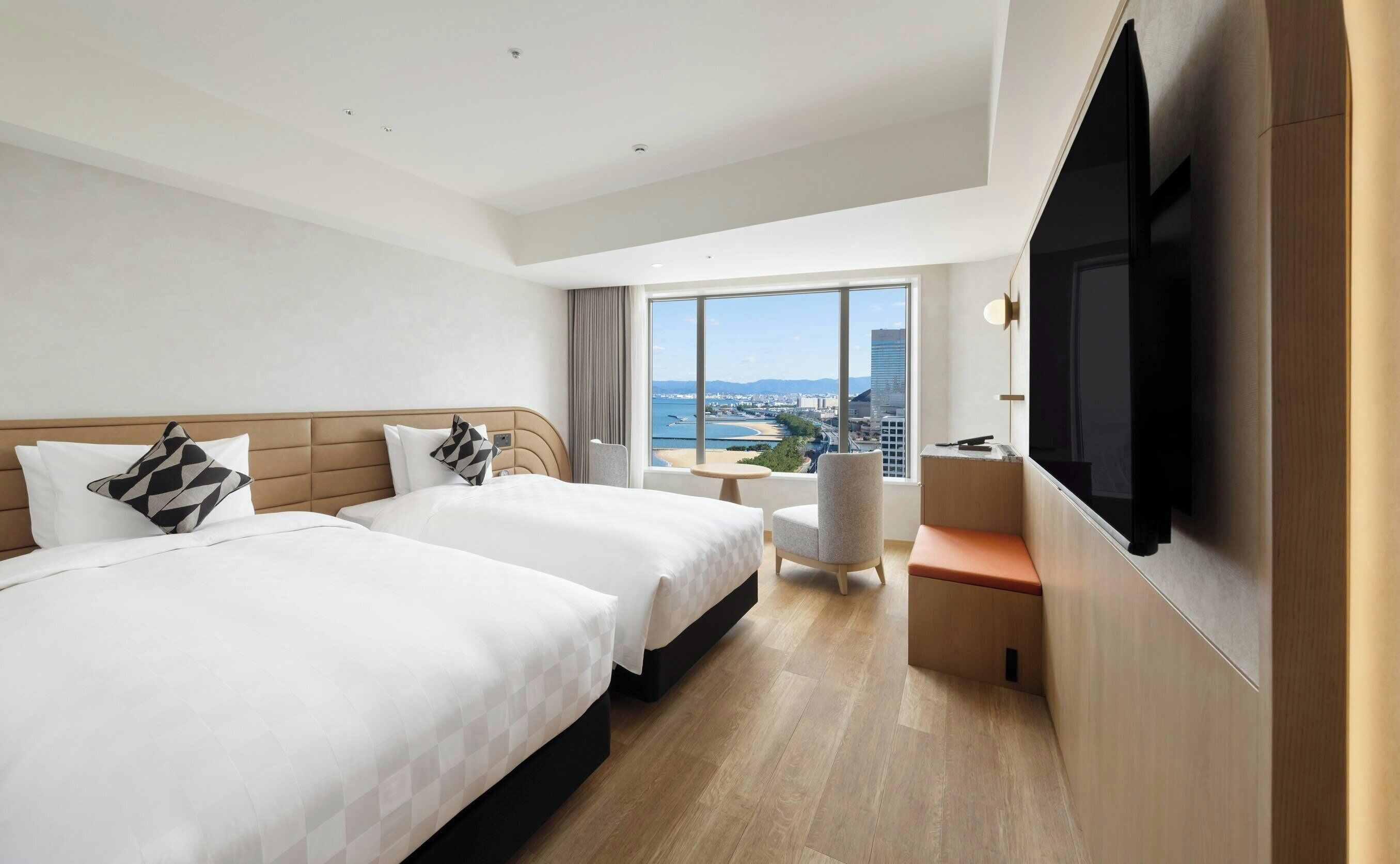 Caja de seguridad en la habitación y tabla de planchar con plancha 