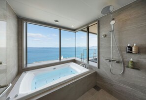 Studio Suite, Bebas Asap Rokok, pemandangan samudra (Main, Triple) | Kamar mandi | Perlengkapan mandi gratis, pengering rambut, sandal, dan kloset