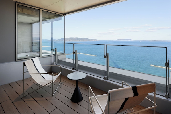 Brankas, setrika/meja setrika, Wi-Fi gratis, dan seprai linen