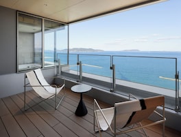 Caja de seguridad en la habitación y tabla de planchar con plancha