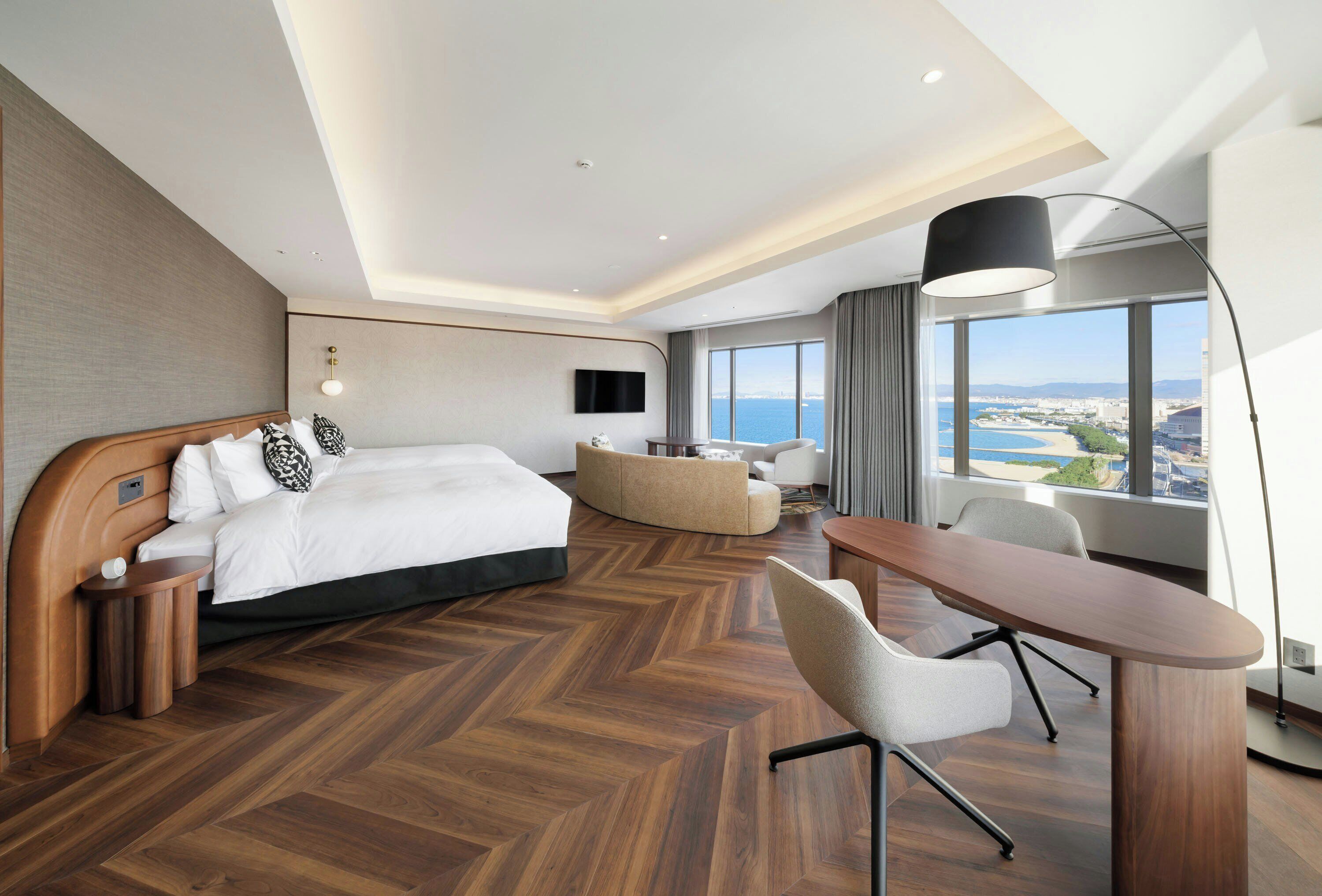 Caja de seguridad en la habitación y tabla de planchar con plancha 