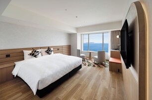 Caja de seguridad en la habitación y tabla de planchar con plancha