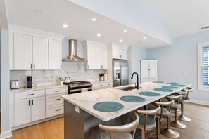 Kühlschrank, Ofen, Geschirrspüler, Wasserkocher mit Kaffee-/Teezubehör