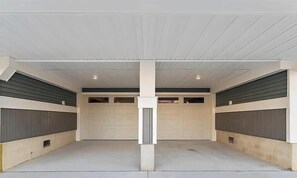 Garagem com duas portas, um pilar central e teto inclinado.