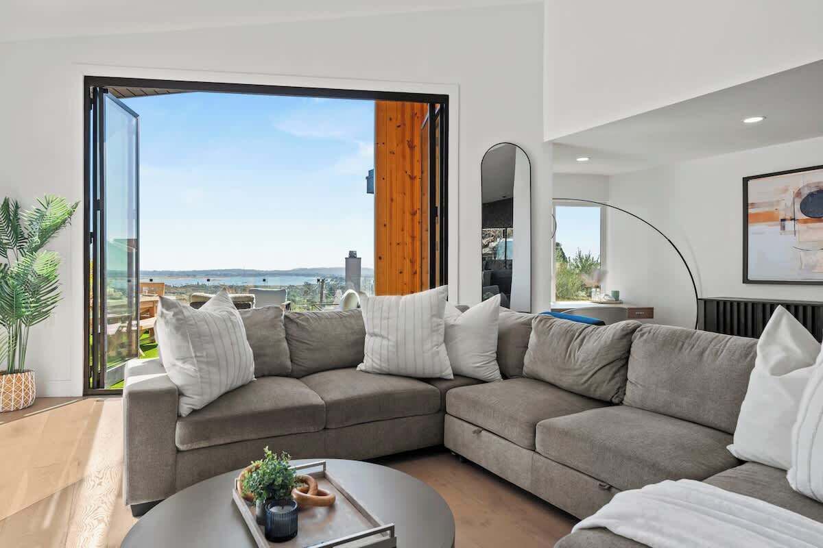 Televisio, takka, työhuone