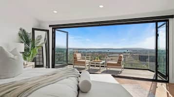 4 bedrooms, desk, iron/ironing board, travel crib