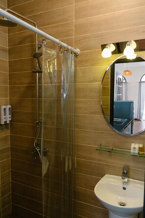 Artículos de tocador gratuitos, secador de pelo, bidet, toallas