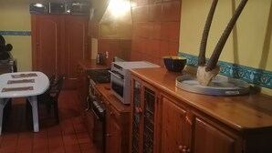 Deluxe Room, Pool View | Private kitchen - Valleycenter GuestLodge  (Germiston)