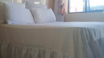 Quarto luxo, vista para a piscina | Ferros/tábuas de passar roupa, Wi-Fi de cortesia