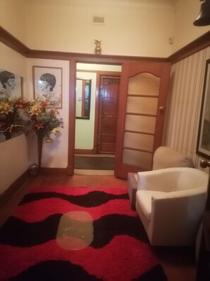 Deluxe Room, Pool View | Living area