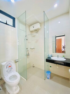 Haartrockner, Handtücher, Seife, Toilettenpapier