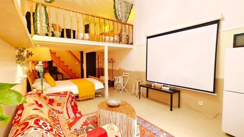 Shanghai Hills & Aromahome Palette with balcony