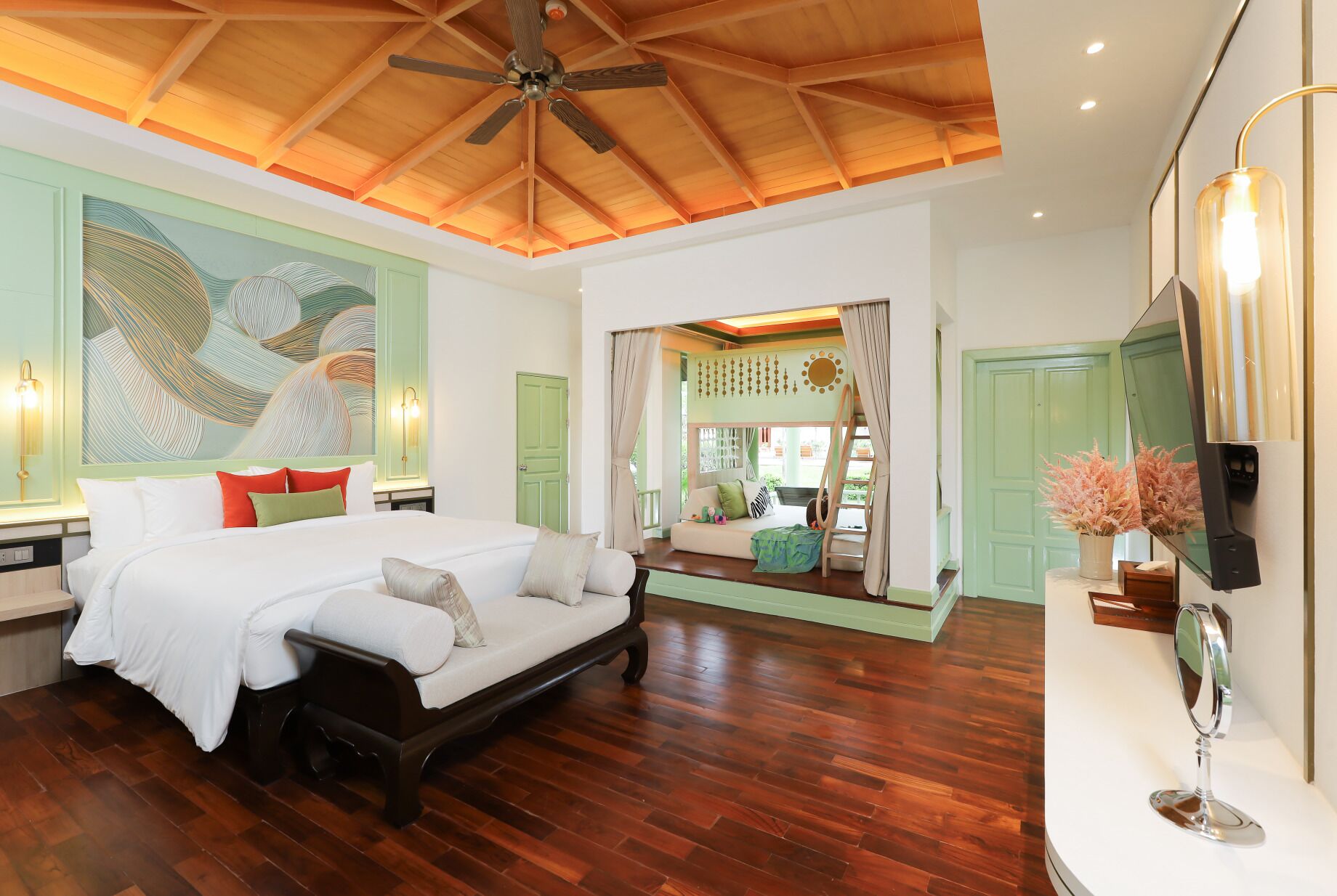 Familievilla | Safe på rommet, skrivebord, skrivebord for bærbar PC og lydisolert