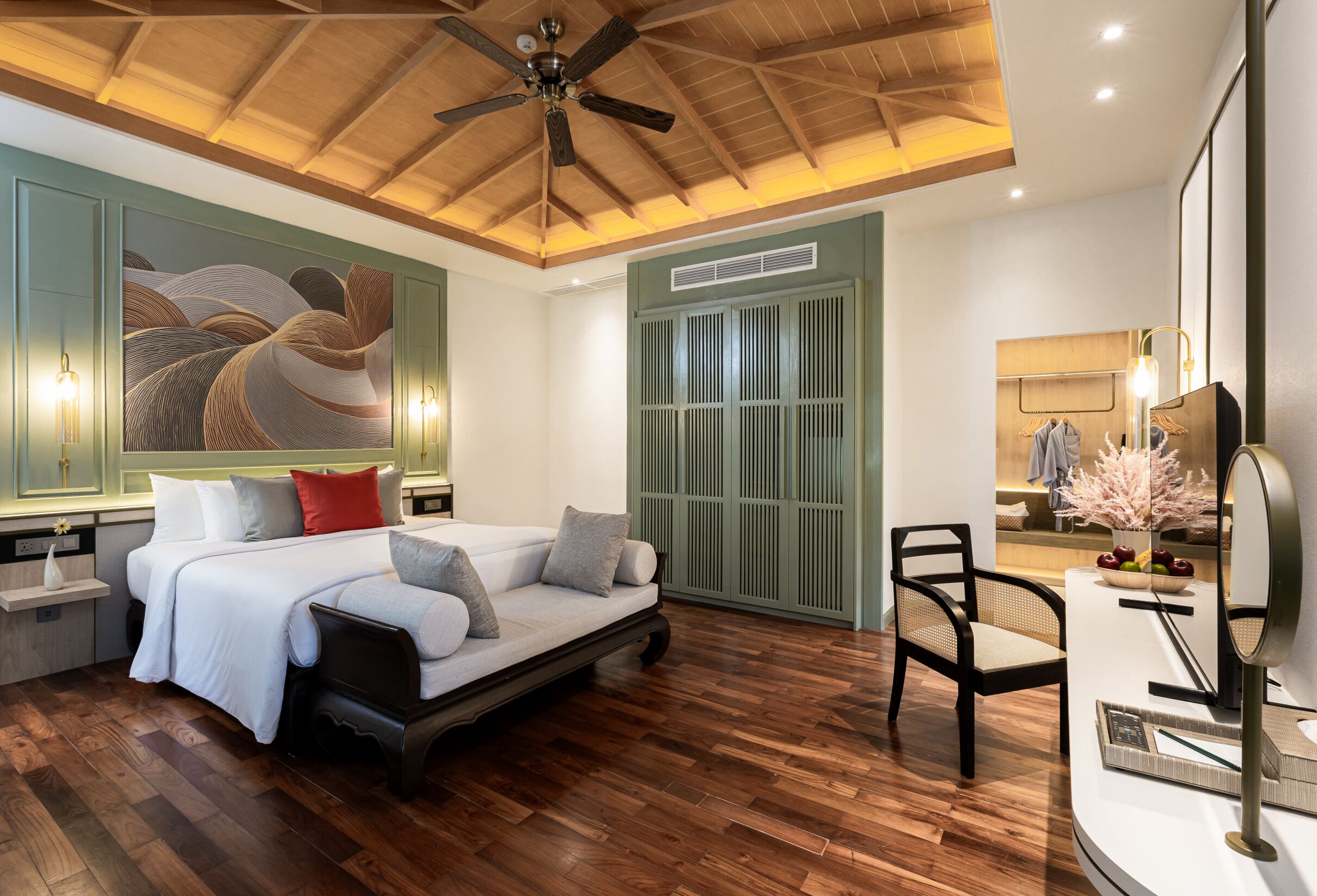 Ein modernes Schlafzimmer mit Bett, Deckenventilator, Schreibtisch mit Stuhl und einem großen Kunstwerk an der Wand.