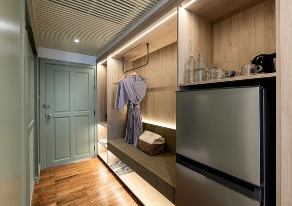 客房内保险箱、办公桌、笔记本电脑工作区、隔音