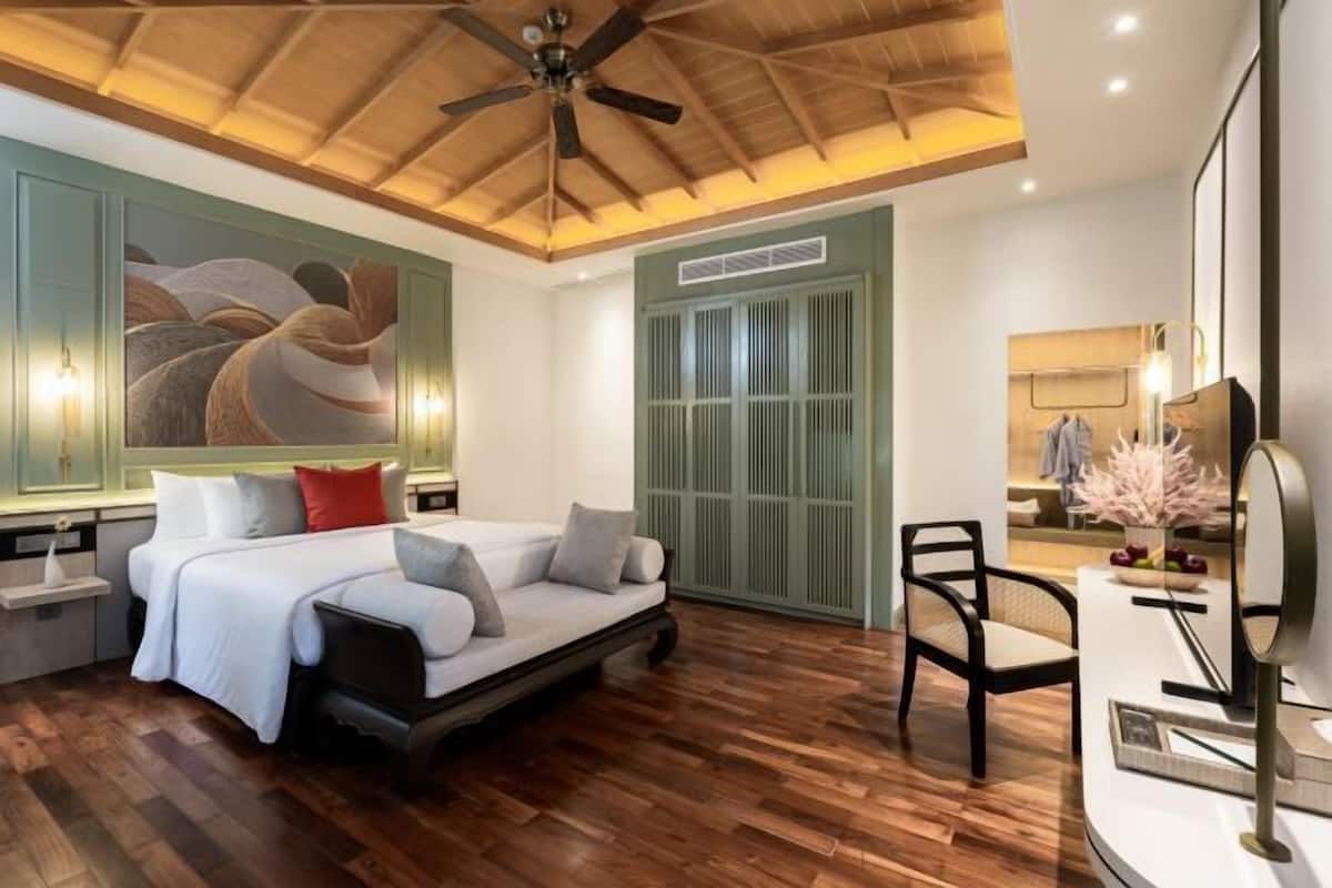 Värdeförvaringsskåp på rummet, skrivbord och arbetsyta för laptop