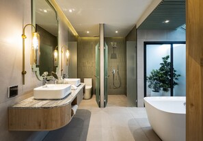 Villa – deluxe | Bad | Hårføner, badekåper, tøfler og håndklær