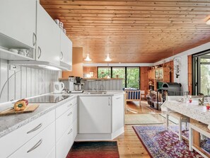 Kühlschrank, Geschirrspüler, Kochgeschirr/Geschirr/Besteck