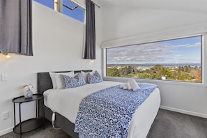 3 bedrooms, iron/ironing board, WiFi, bed sheets - Sanctuary 53 Beautiful Views (Taupō)